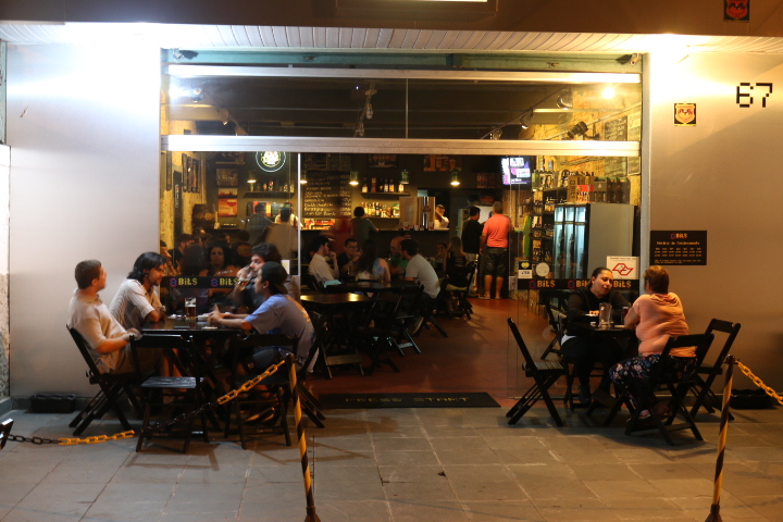 Fachada ou ambiente de 8 bits Beers & Burgers